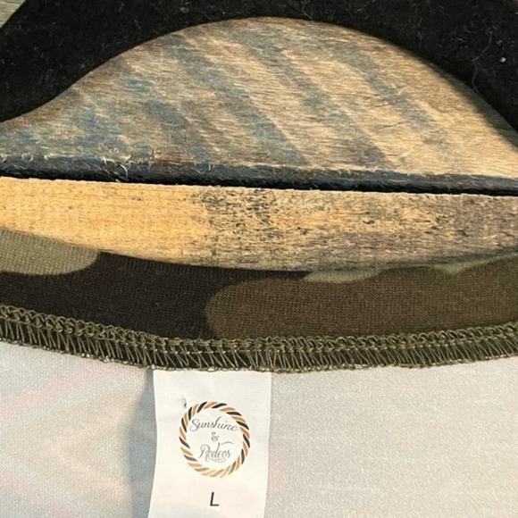 Sunshine & Rodeos Camo And Aztec Print Top Size Large - Picture 4 of 11